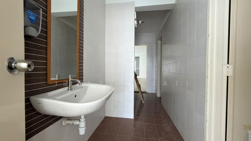 Rumah Niaga untuk Disewa di Bukit Jelutong (Shah Alam) - Izzaza Izzati - Bathroom - PropertyGuru.com.my