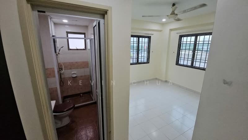 Pangsapuri untuk Disewa di Danga View Apartment - Kevin Chua - Bathroom - PropertyGuru.com.my