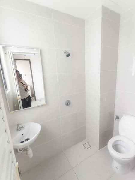 Kondominium untuk Dijual di Lovell @ Country Garden Danga Bay - Neilson Tan - Bathroom - PropertyGuru.com.my