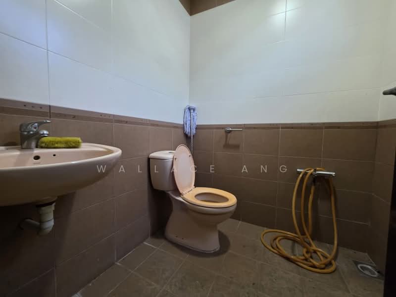Rumah Teres 2 Tingkat untuk Dijual di Taman Johor Jaya (Johor Bahru) - Wallace Ang - Bathroom - PropertyGuru.com.my