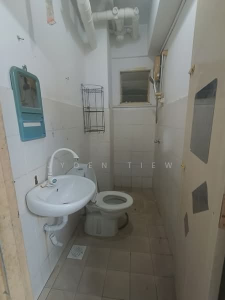 Pangsapuri untuk Disewa di Pangsapuri Sri Cempaka - Jyden Tiew - Bathroom - PropertyGuru.com.my