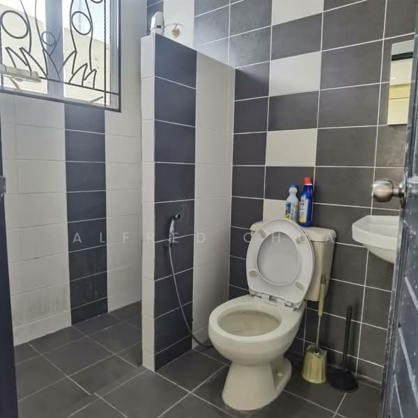 2-storey Terraced House for Sale in Stutong (Kuching) - Alfred Chua - Bathroom - PropertyGuru.com.my