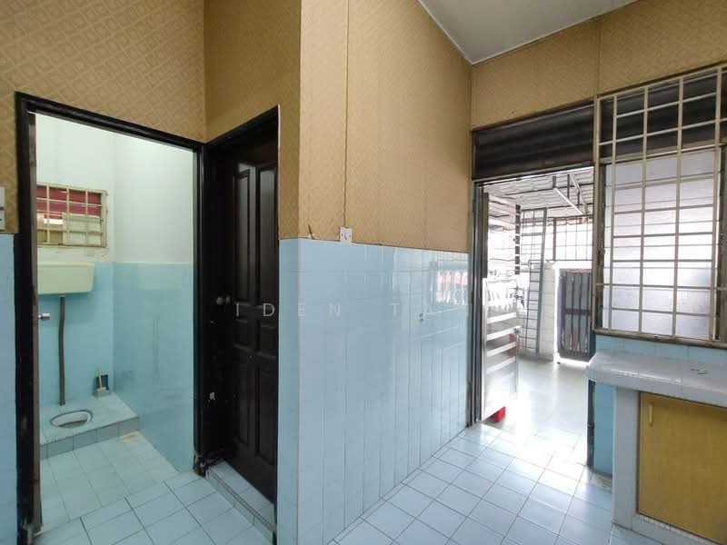 Rumah Teres 1 Tingkat untuk Dijual di Taman Johor Jaya (Johor Bahru) - Iden Tan - Bathroom - PropertyGuru.com.my