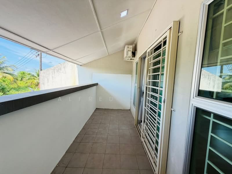 Rumah Berkembar untuk Dijual di Kota Samarahan (Sarawak) - Alfred Chua - Balcony - PropertyGuru.com.my