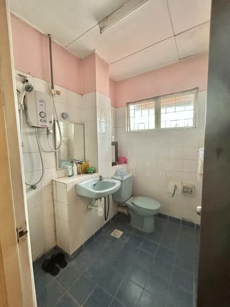 2-storey Terraced House for Sale in Subang Jaya (Selangor) - Syukor Hartanah - Bathroom - PropertyGuru.com.my