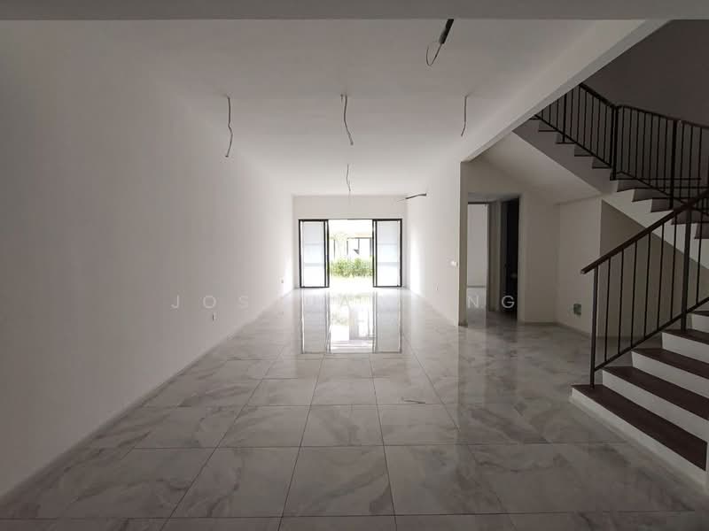 3-storey Terraced House for Sale in Taman Bukit Serdang (Seri Kembangan) - Joshua Yong - Living Room - PropertyGuru.com.my