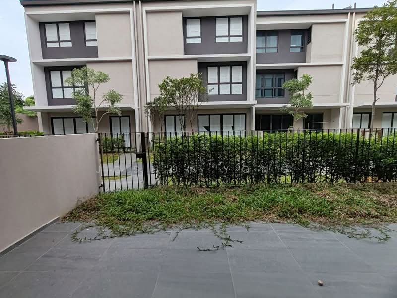 3-storey Terraced House for Sale in Taman Bukit Serdang (Seri Kembangan) - Joshua Yong - Exterior - PropertyGuru.com.my