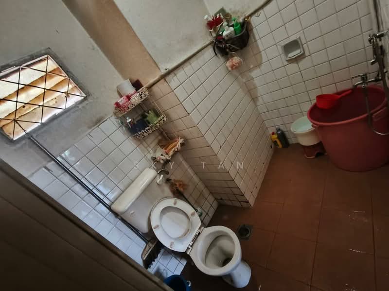 2-storey Terraced House for Sale in Taman Pelangi (Johor Bahru) - Sky Tan - Bathroom - PropertyGuru.com.my
