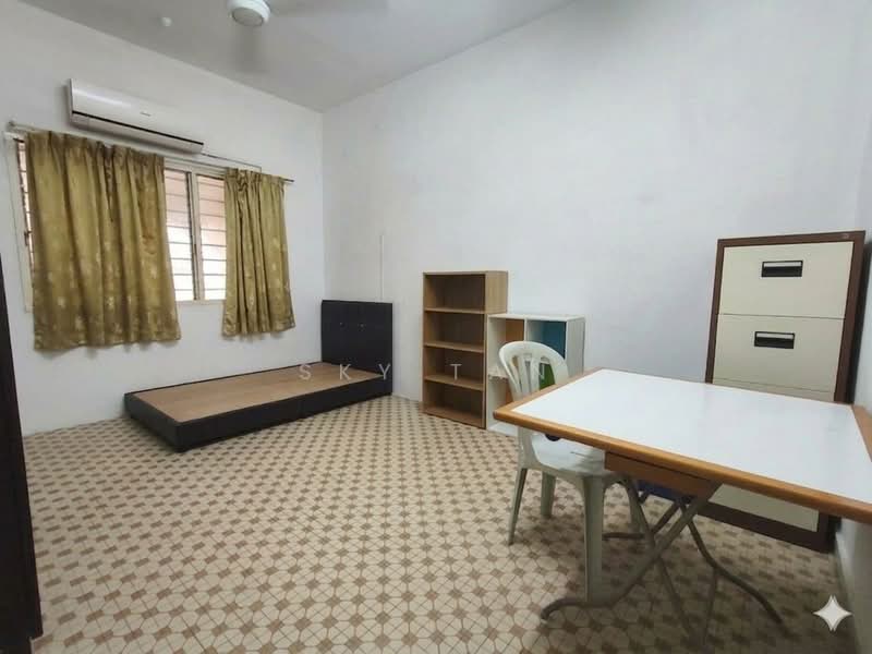 2-storey Terraced House for Sale in Taman Pelangi (Johor Bahru) - Sky Tan - Bedroom - PropertyGuru.com.my