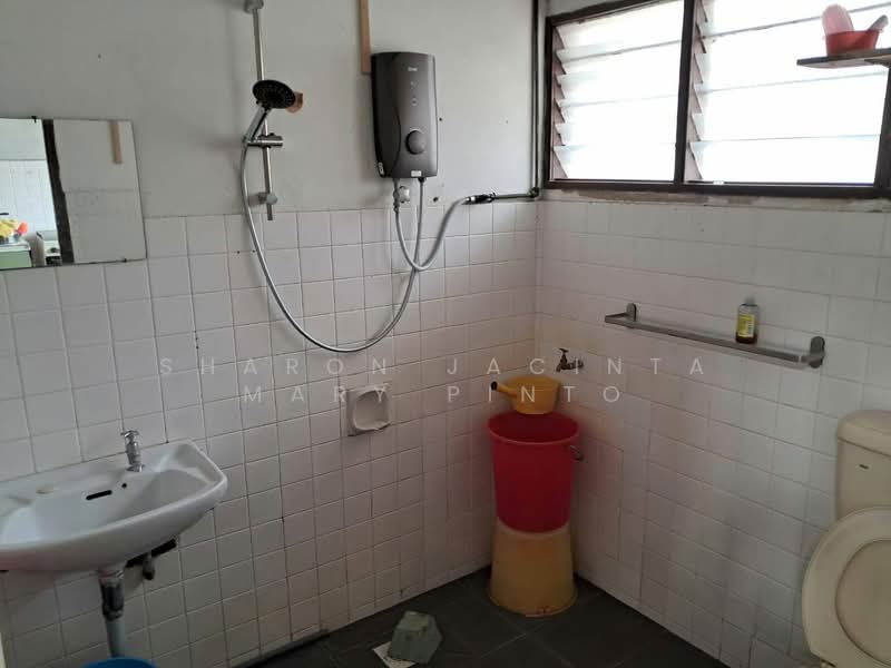 Rumah Teres untuk Dijual di Taman Chip Aik (Seremban) - Sharon Jacinta Mary Pinto - Bathroom - PropertyGuru.com.my
