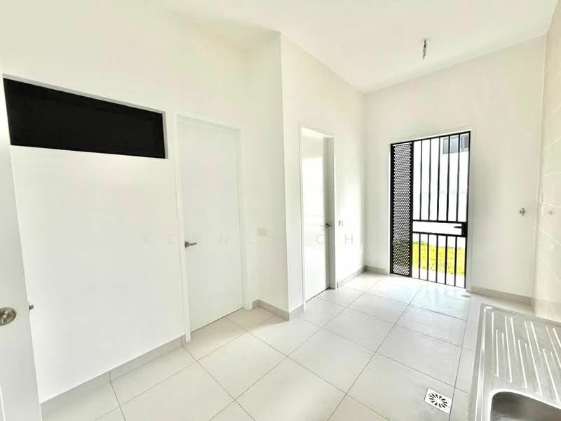 Rumah Berkembar untuk Dijual di Setia Tropika (Johor Bahru) - Kennly Chia - Entrance - PropertyGuru.com.my