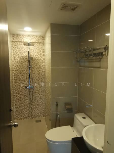 Servis Apartment untuk Dijual di D'Latour - Derrick Lim - Bathroom - PropertyGuru.com.my