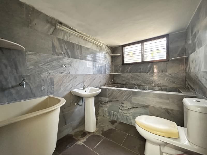 Semi-Detached House for Sale in Taman Kampar Jaya (Kampar) - Presley Chong - Bathroom 1 - PropertyGuru.com.my