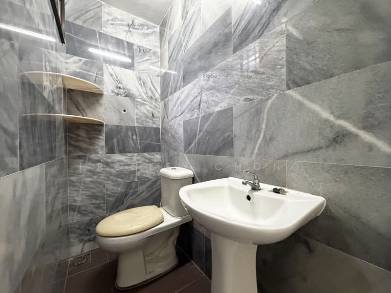 Semi-Detached House for Sale in Taman Kampar Jaya (Kampar) - Presley Chong - Bathroom 3 - PropertyGuru.com.my