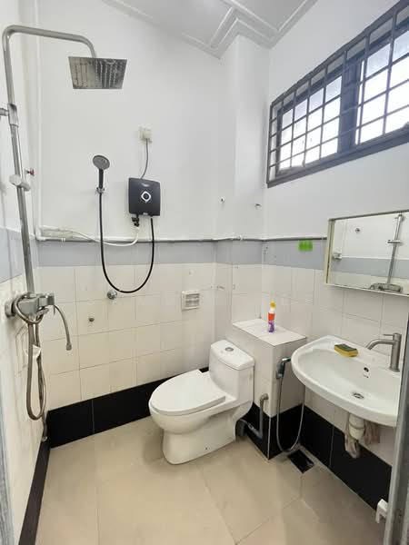 Rumah Teres 2 Tingkat untuk Disewa di Bandar Baru Permas Jaya (Permas Jaya) - Samuel Lee - Master Bathroom - PropertyGuru.com.my