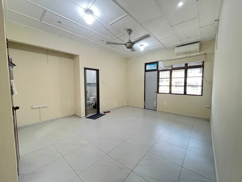 Rumah Teres 2 Tingkat untuk Disewa di Bandar Baru Permas Jaya (Permas Jaya) - Samuel Lee - Master room - PropertyGuru.com.my