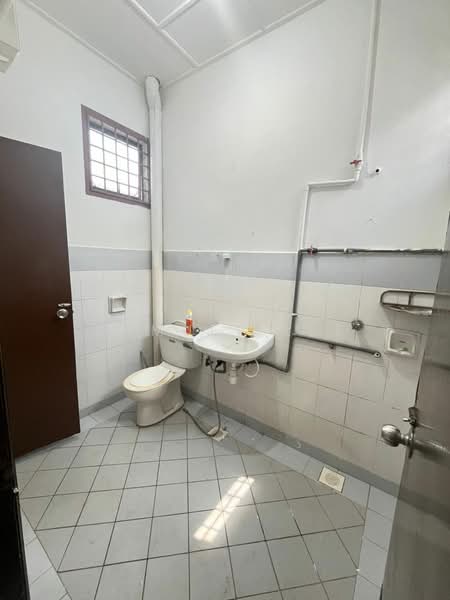 Rumah Teres 2 Tingkat untuk Disewa di Bandar Baru Permas Jaya (Permas Jaya) - Samuel Lee - Bedroom 1 & 2 sharing -Bathroom - PropertyGuru.com.my