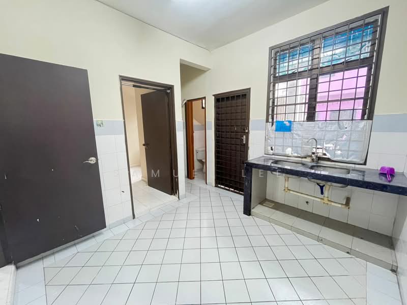 Rumah Teres 2 Tingkat untuk Disewa di Bandar Baru Permas Jaya (Permas Jaya) - Samuel Lee - Kitchen - PropertyGuru.com.my