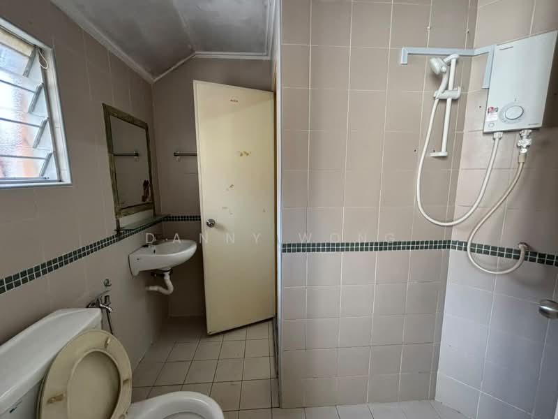 Rumah Teres 2 Tingkat untuk Disewa di Kota Emerald (Rawang) - Danny Wong - Bathroom - PropertyGuru.com.my