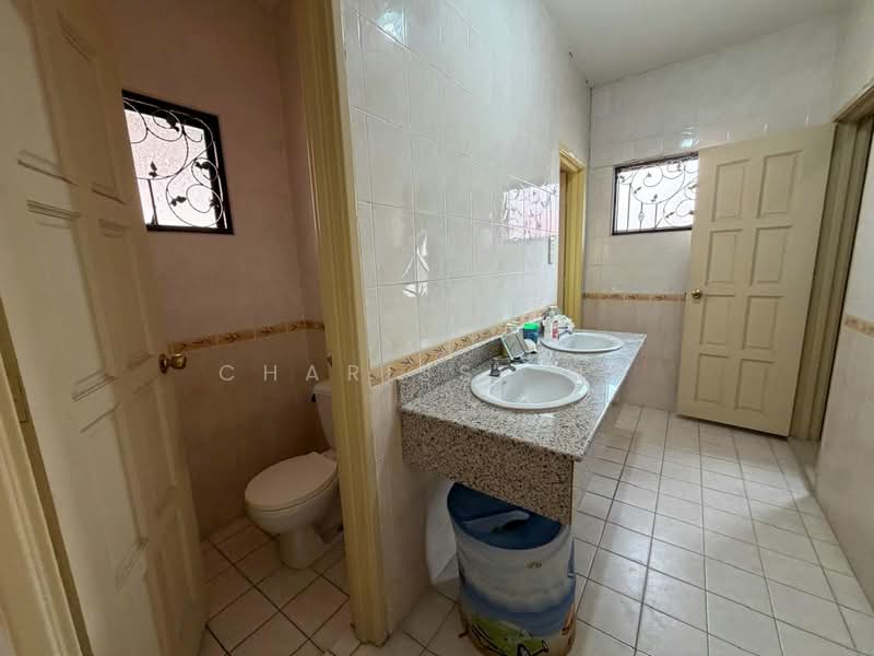 Rumah Berkembar untuk Dijual di Taman Taming Indah 2 (Bandar Sungai Long) - Charisse Ng - Bathroom - PropertyGuru.com.my