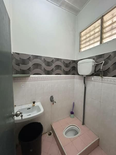1-storey Terraced House for Sale in Parit Raja (Johor) - Celine Chai - Bathroom - PropertyGuru.com.my