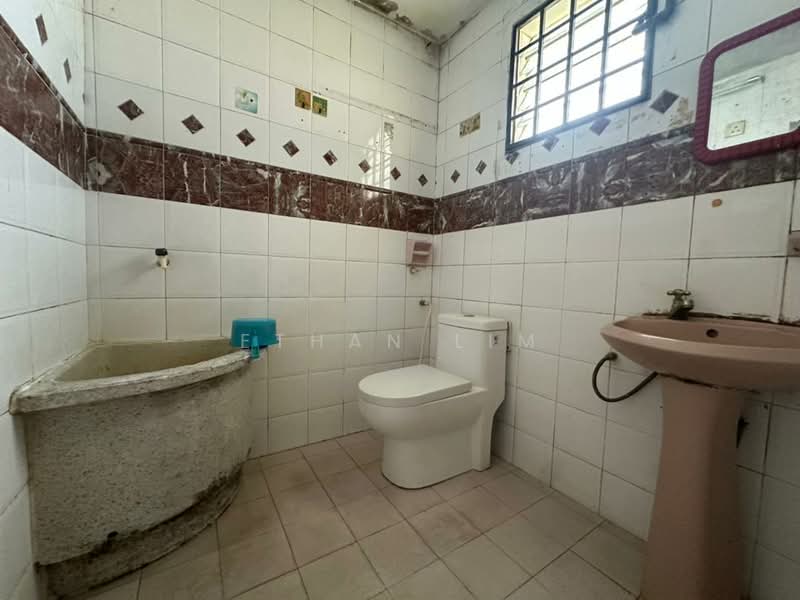 1-storey Terraced House for Sale in Taman Universiti (Skudai) - Ethan Lim - Bathroom - PropertyGuru.com.my