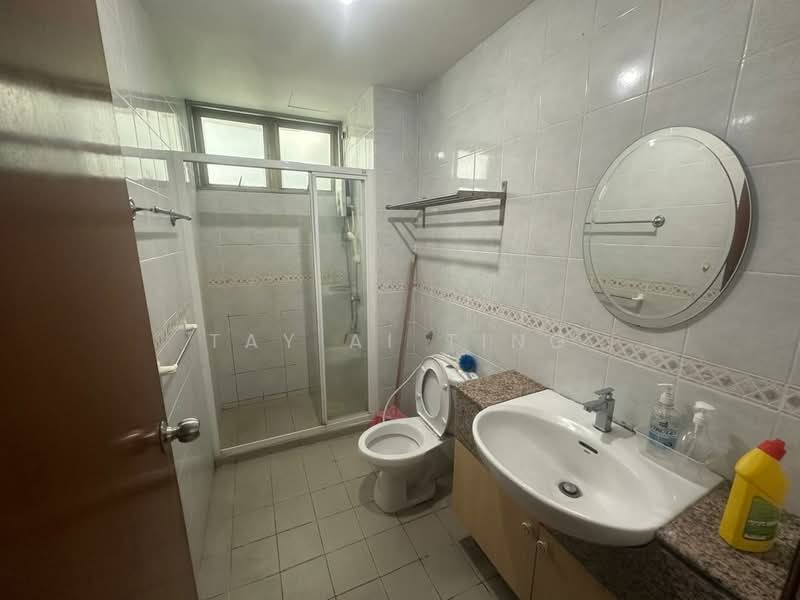 Pangsapuri untuk Dijual di Molek Pine 1 - Tay Ai Ting - Bathroom - PropertyGuru.com.my