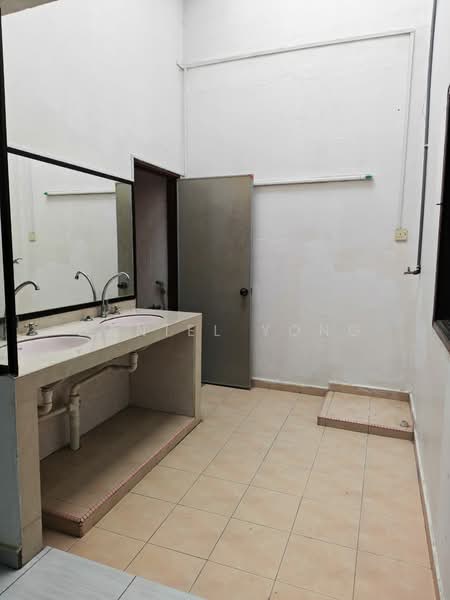 1-storey Terraced House for Rent in Taman Abad (Johor Bahru) - Daniel Yong - Bathroom - PropertyGuru.com.my