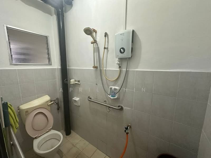 2-storey Terraced House for Rent in Taman Bukit Mewah (Tampoi) - April Chin - Bathroom - PropertyGuru.com.my
