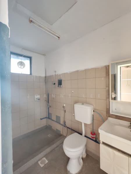 Pangsapuri untuk Dijual di Lintas Court - Joanne Lee - Bathroom - PropertyGuru.com.my