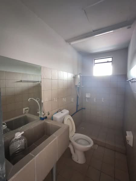 Pangsapuri untuk Dijual di Lintas Court - Joanne Lee - Bathroom - PropertyGuru.com.my