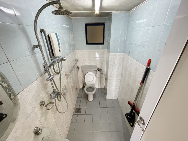 Kondominium untuk Dijual di Casa Venicia Condominium - MY Loh - Bathroom - PropertyGuru.com.my
