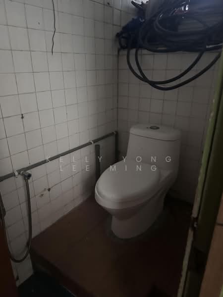 Factory for Rent in Taman Perindustrian Usj 1 (Subang Jaya) - Kelly Yong Lee Ming - Bathroom - PropertyGuru.com.my