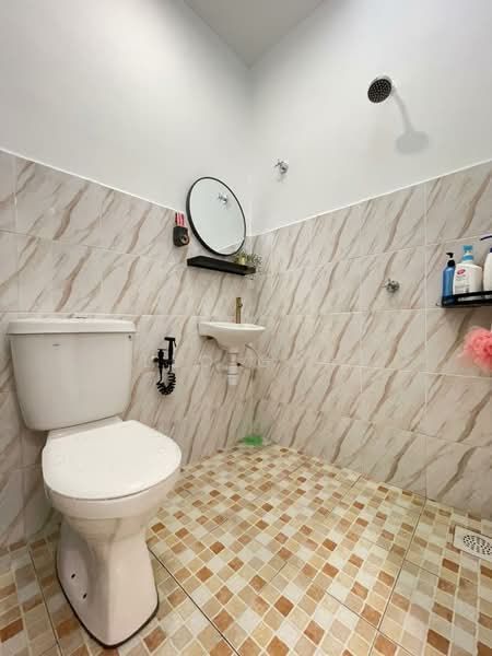 Rumah Teres untuk Disewa di Taman Bakti YNS (Labu) - Leo Goh - Bathroom - PropertyGuru.com.my