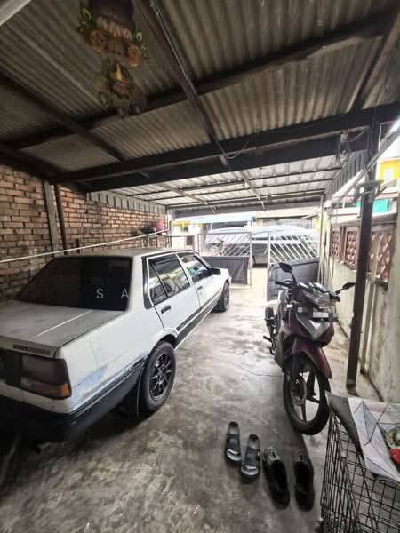 Rumah Teres untuk Disewa di Taman Damai Jaya (Skudai) - Sausa Lee - Car Park - PropertyGuru.com.my