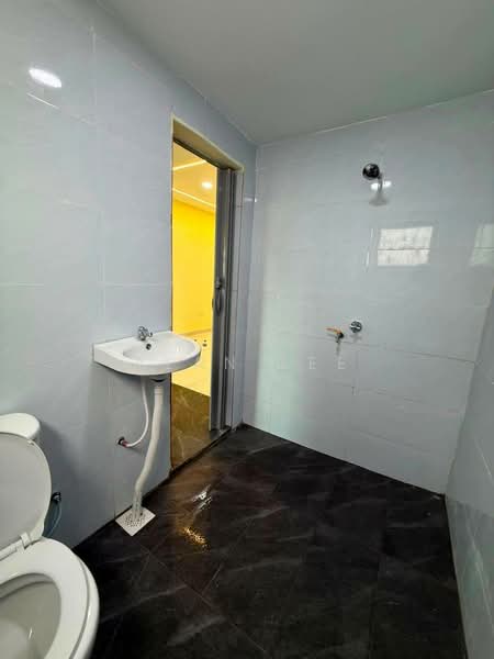 Flat for Sale at Flat Bandar Selesa Jaya @ Jalan Silat Gayong - Alan Lee - Bathroom - PropertyGuru.com.my