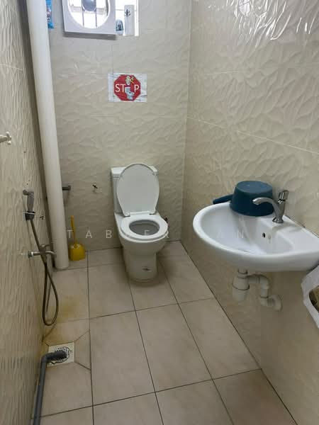 Kilang untuk Disewa di Serdang Raya (Seri Kembangan) - Tabber Tan - Bathroom - PropertyGuru.com.my