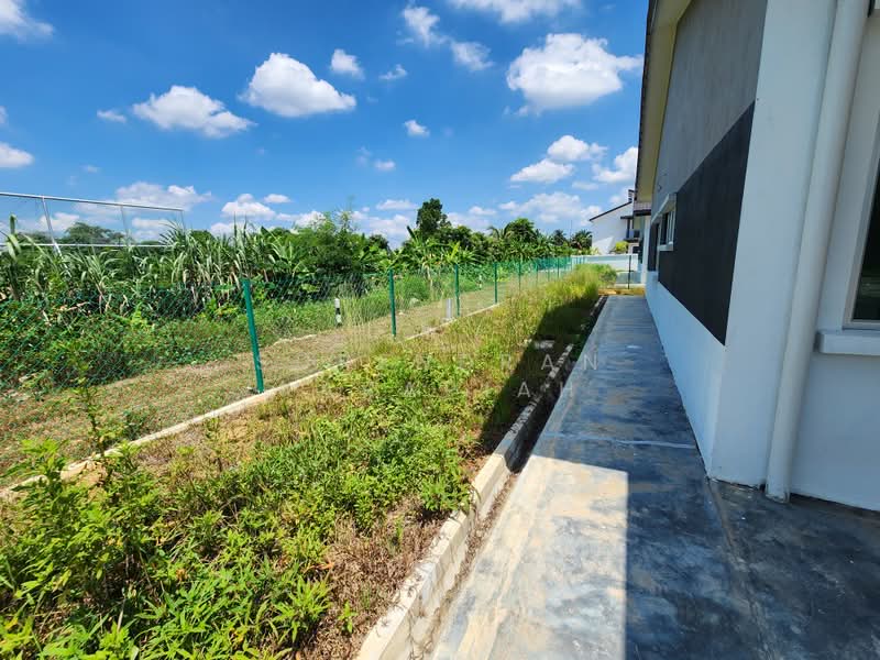 Semi-Detached House for Sale in Banting (Selangor) - Surendran Karapiah - Exterior - PropertyGuru.com.my