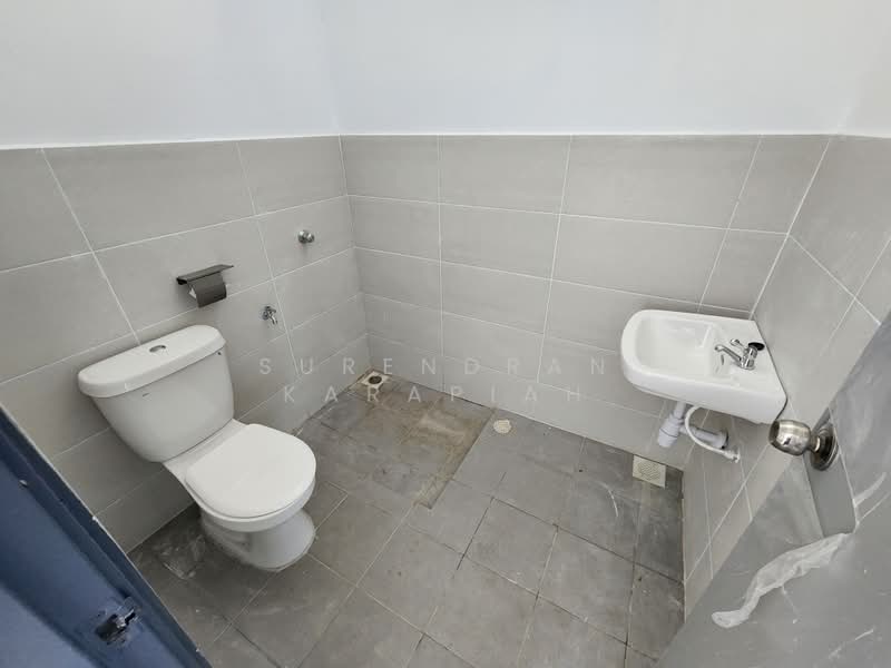 Semi-Detached House for Sale in Banting (Selangor) - Surendran Karapiah - Bathroom - PropertyGuru.com.my