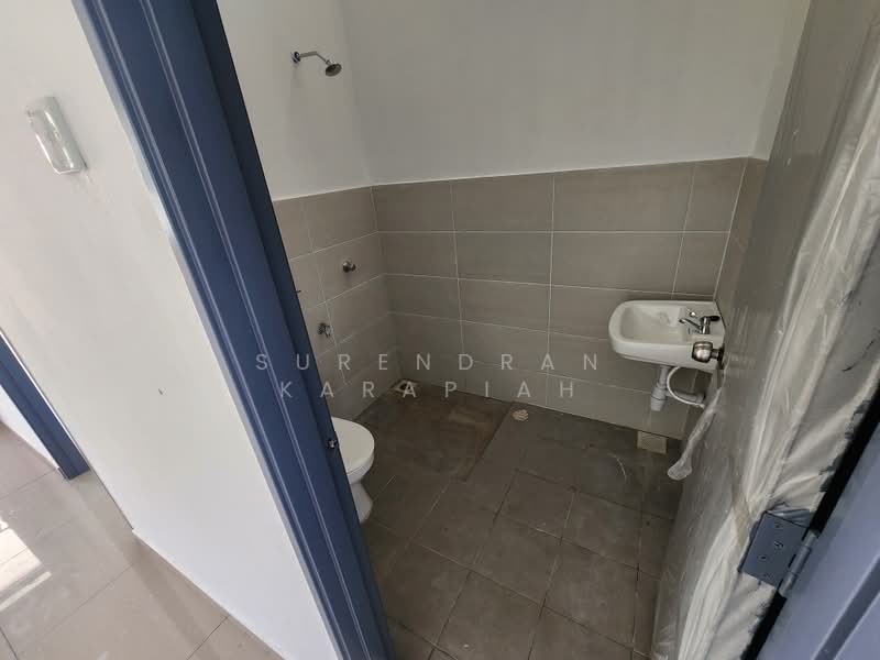 Semi-Detached House for Sale in Banting (Selangor) - Surendran Karapiah - Bathroom - PropertyGuru.com.my