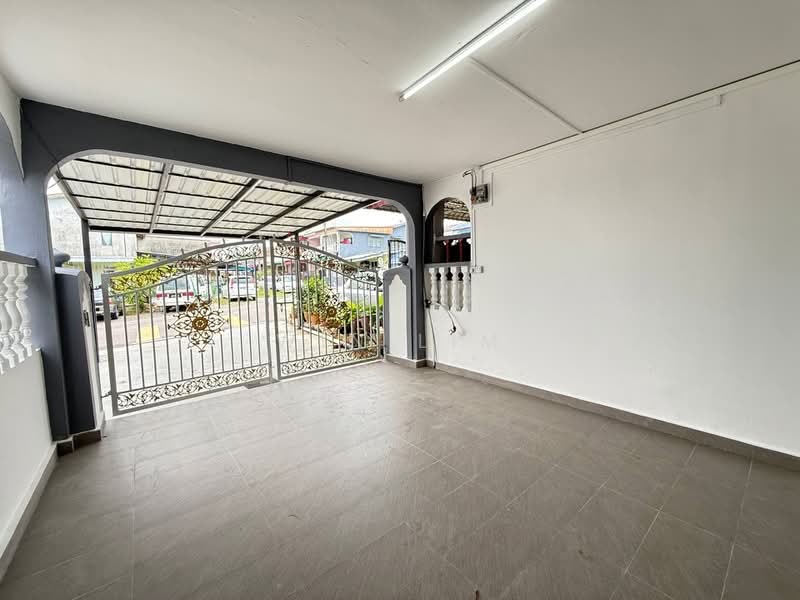 Rumah Teres 2 Tingkat untuk Dijual di Kluang (Johor) - Win Lim - Entrance - PropertyGuru.com.my