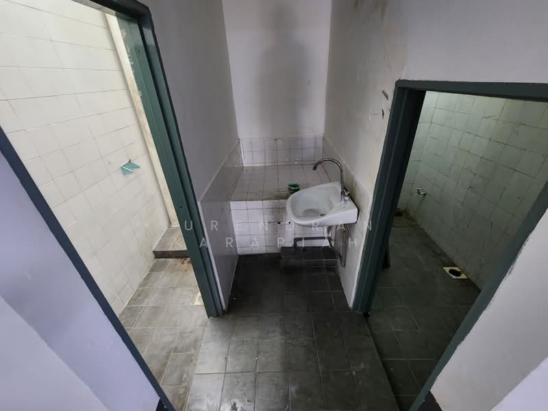 Kedai untuk Disewa di Taman Bayu Perdana (Klang) - Surendran Karapiah - Bathroom - PropertyGuru.com.my