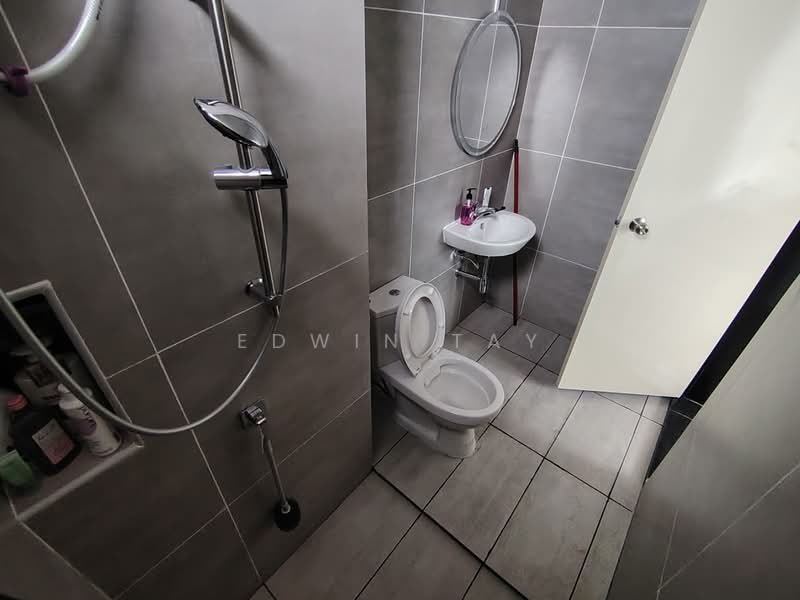 Service Residence for Sale at Space Residency - Edwin Tay - Attached Bathroom - PropertyGuru.com.my