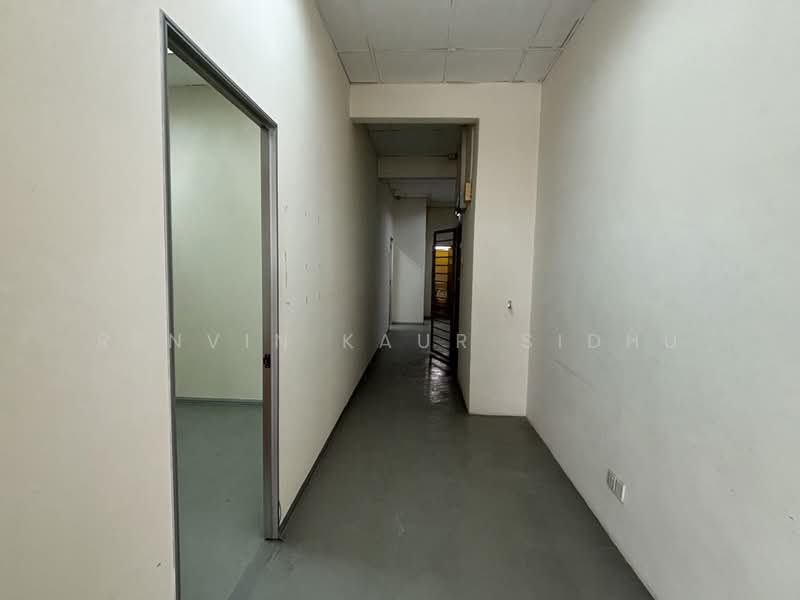 Shop / Office for Sale in Subang Jaya (Selangor) - Renvin KAUR SIDHU - Corridor - PropertyGuru.com.my