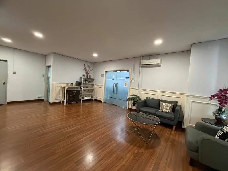 Kilang untuk Dijual di Taman Perindustrian Bukit Serdang (Seri Kembangan) - Celine Yong - Living Room - PropertyGuru.com.my