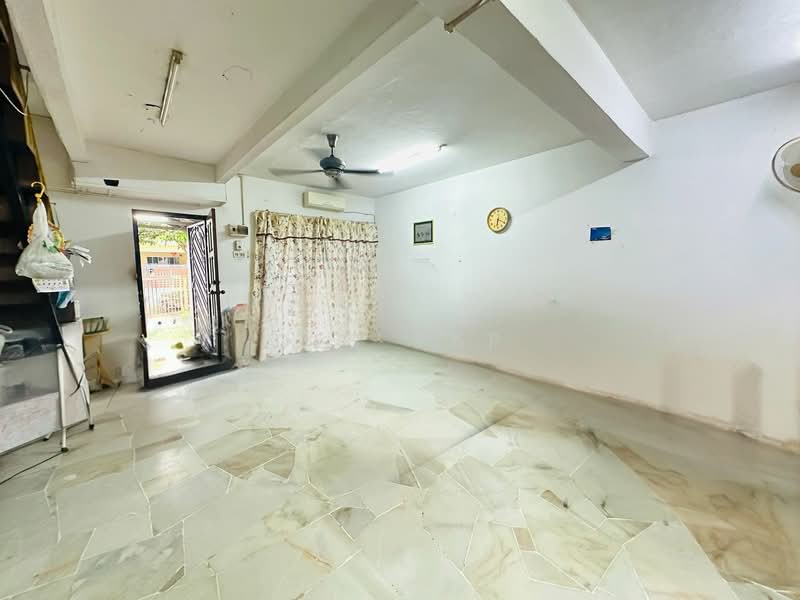 2-storey Terraced House for Sale in Bandar Country Homes (Rawang) - Des Yap - Living Room - PropertyGuru.com.my