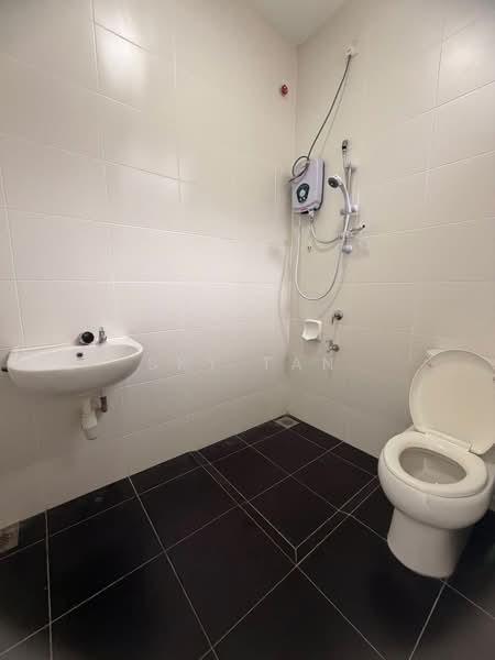 Cluster House for Sale in Setia Tropika (Johor Bahru) - Sky Tan - Bathroom - PropertyGuru.com.my
