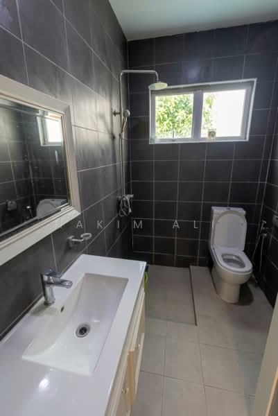 Bungalow for Rent in Sultan Abdul Aziz Shah Golf & Country Club (Shah Alam) - Hakim Ali - Bathroom - PropertyGuru.com.my