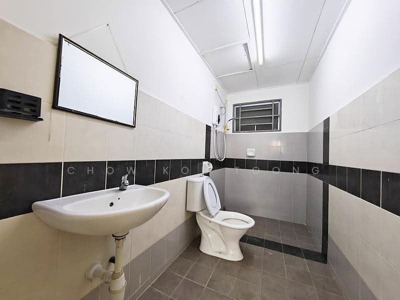 Kediaman Servis untuk Disewa di Koi Kinrara - Chow Kok Toong - Bathroom - PropertyGuru.com.my