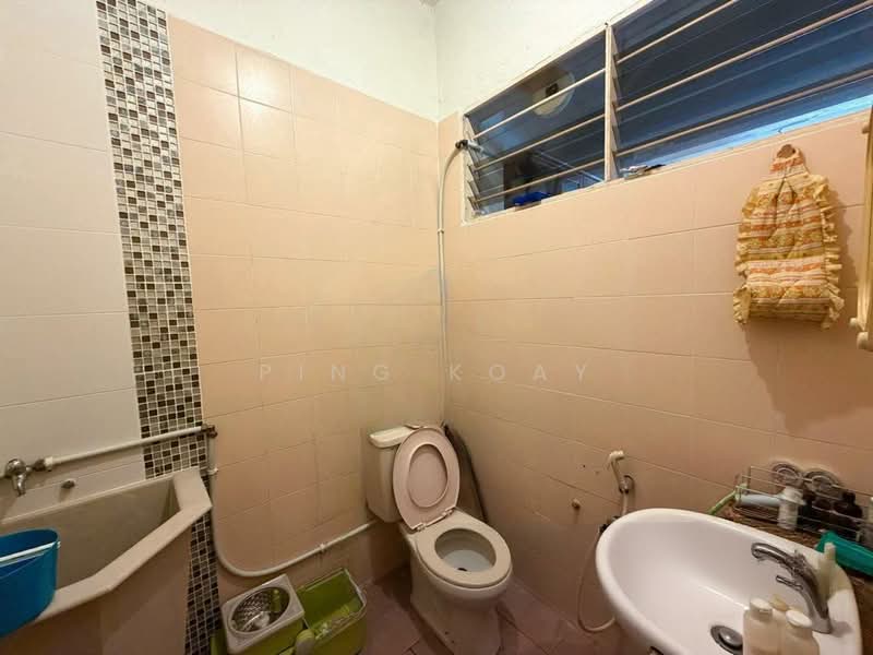 2-storey Terraced House for Sale in Island Glades (Jelutong) - Ping Koay - Bathroom - PropertyGuru.com.my